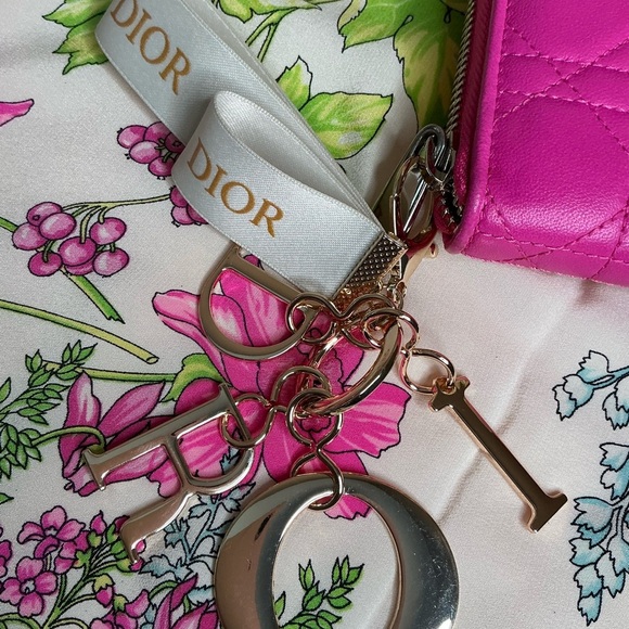 This is a Christian Dior Lady Dior Wallet in Fuchsia Pink - Picture 4 of 11